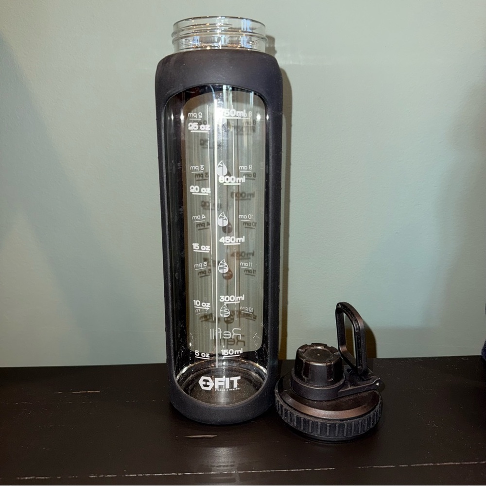 NWOT- FIT -32 oz Glass Water Bottle with 2 Lids, Time Marker, Silicone Sleeve - Picture 3 of 16